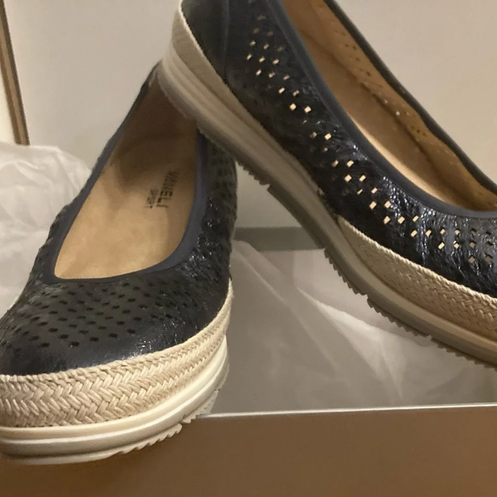 Van Eli perforated pebble